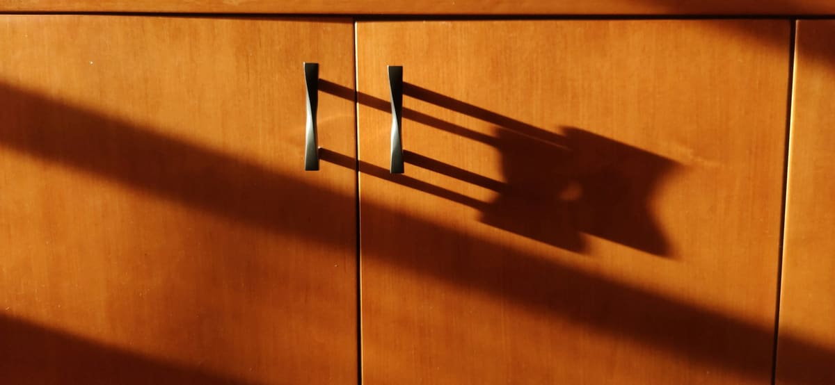 Beispielbild: Holzschrank mit Metallgriffen